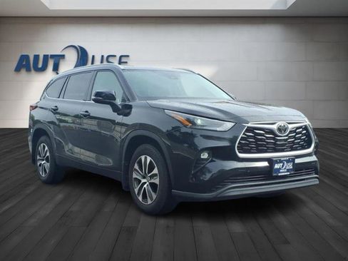 Used 2022 Toyota Highlander XLE image 6