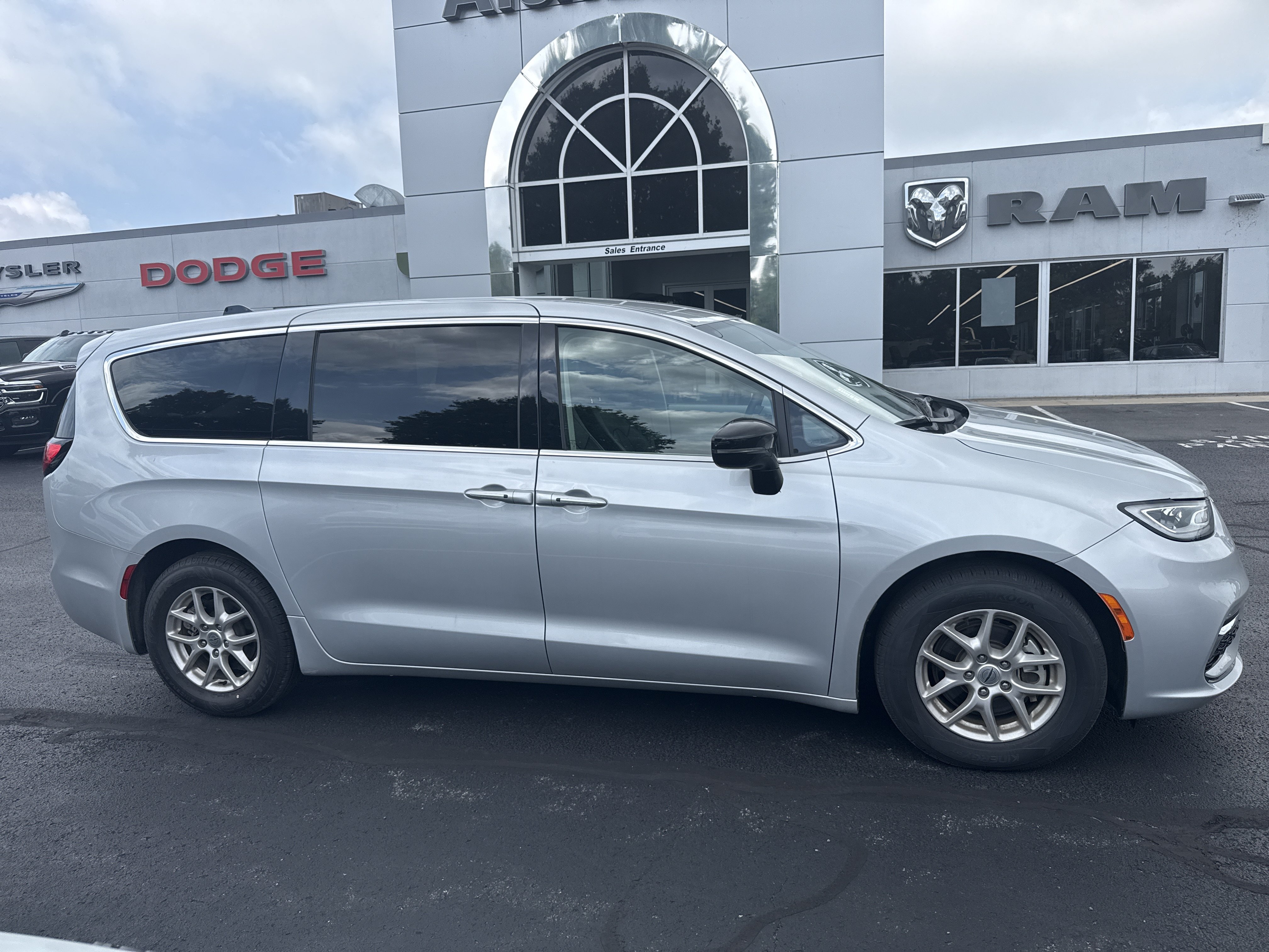 Used 2024 Chrysler Pacifica Touring-L FWD image 2