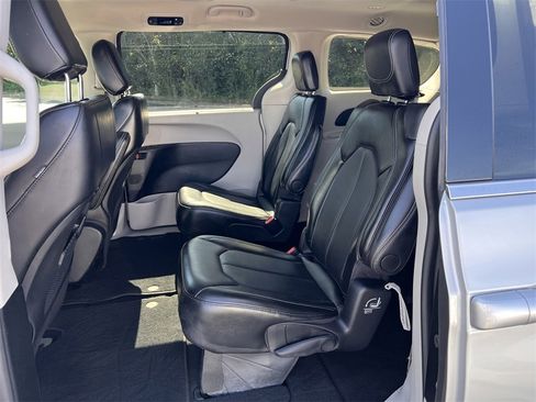 Used 2024 Chrysler Pacifica Touring-L image 12