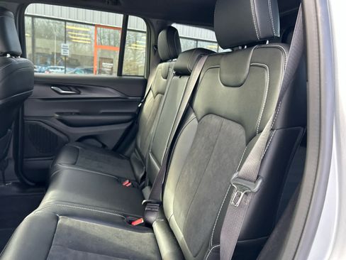 Used 2025 Jeep Grand Cherokee Altitude image 49