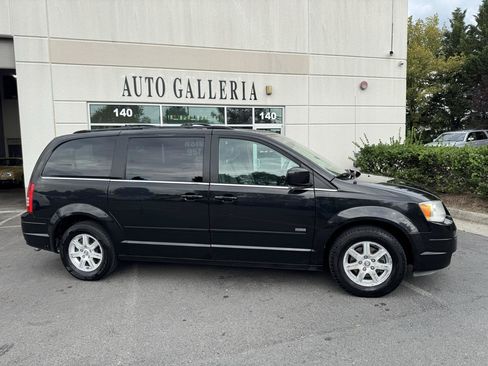 Used 2008 Chrysler Town & Country Touring FWD image 3