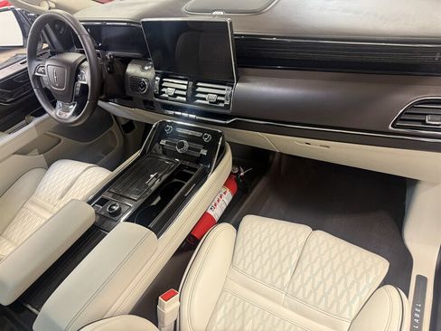 Used 2022 Lincoln Navigator Black Label AWD/4WD image 2