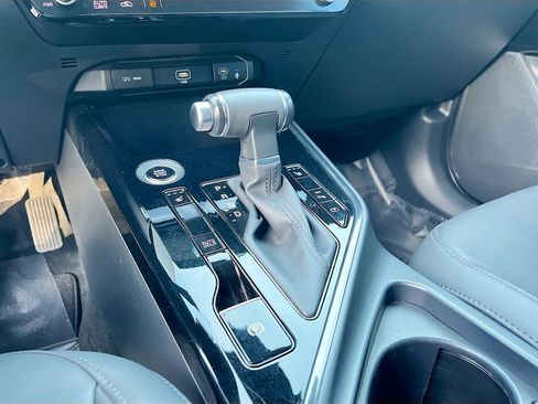 Used 2024 Kia Niro EX image 17