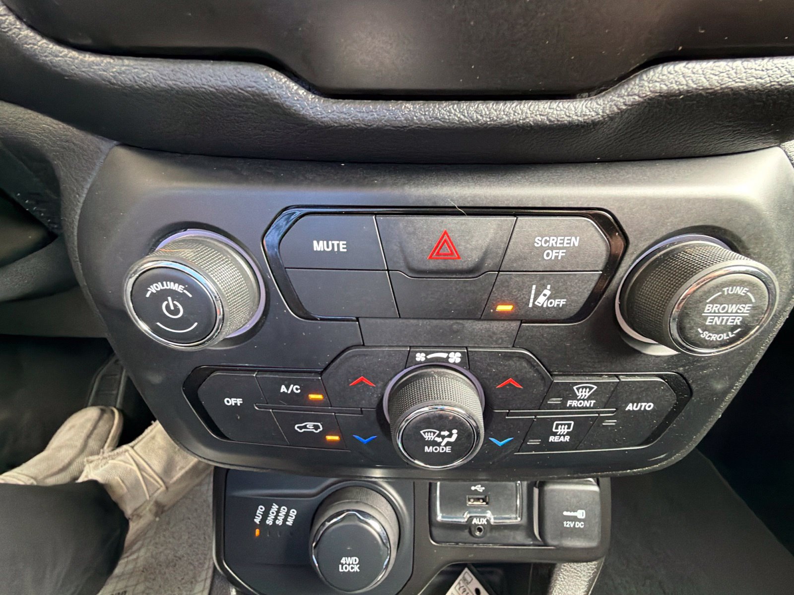 Used 2021 Jeep Renegade Latitude AWD/4WD image 19