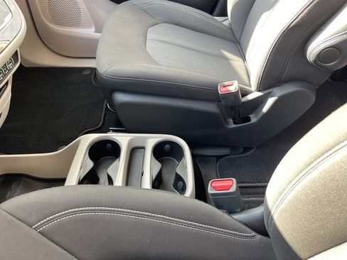 Used 2023 Chrysler Voyager LX image 14