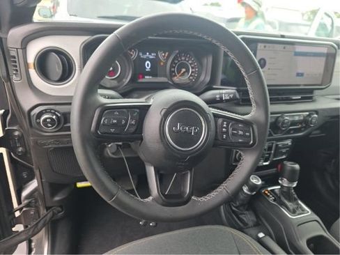 Used 2025 Jeep Gladiator Sport AWD/4WD image 5