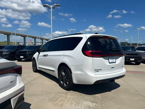 Used 2023 Chrysler Pacifica Touring-L w/ Road Tripper Package AWD/4WD image 8