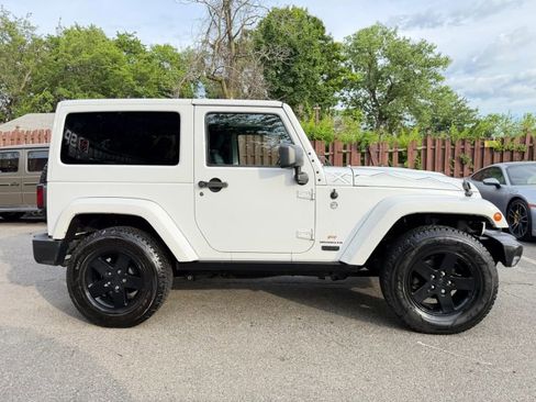 Used 2015 Jeep Wrangler Sahara AWD/4WD image 5