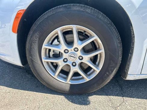 Used 2025 Chrysler Pacifica Select FWD image 9