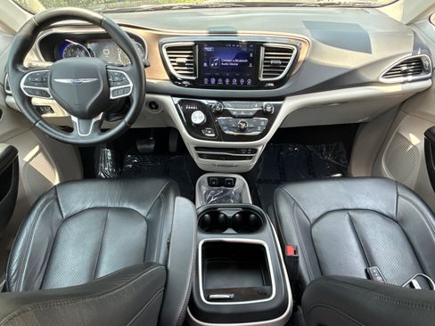 Used 2017 Chrysler Pacifica Touring-L Plus w/ Tire & Wheel Group FWD image 18