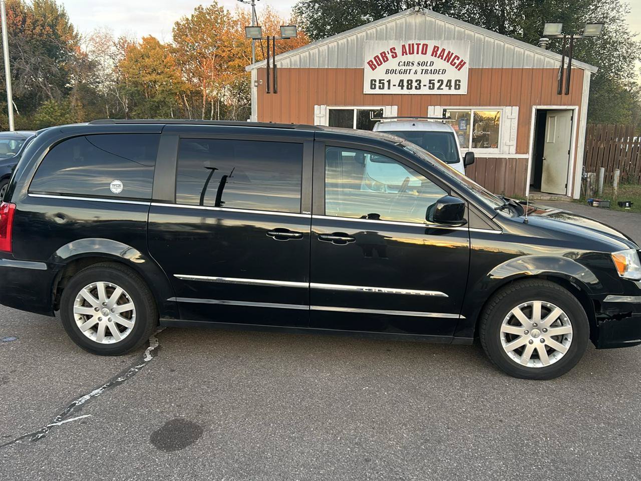 Used 2013 Chrysler Town & Country Touring FWD image 4