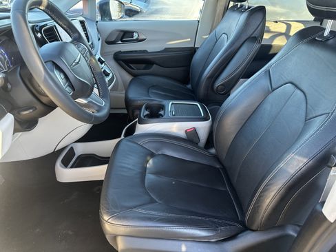 Used 2022 Chrysler Pacifica Touring-L image 17