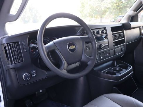 Used 2018 Chevrolet Express 2500 Extended RWD image 18