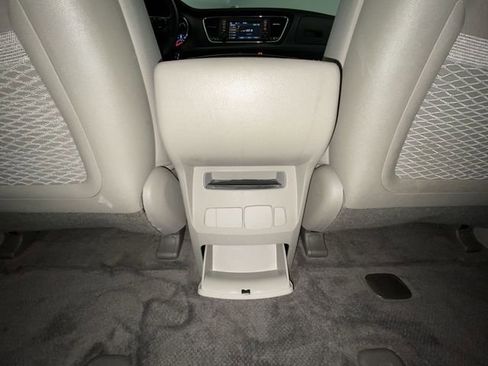 Used 2021 Kia Sedona LX image 28