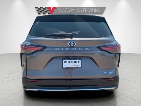 Used 2024 Toyota Sienna Platinum FWD image 5