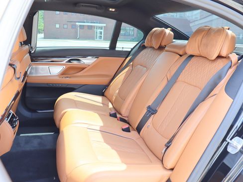 Used 2021 BMW 750i xDrive w/ Luxury Rear Seating Package AWD/4WD image 14
