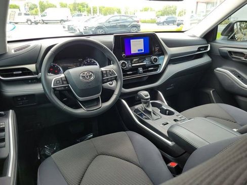 Used 2024 Toyota Highlander LE FWD image 11