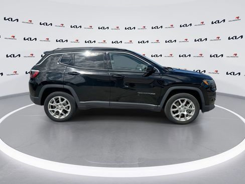 Used 2023 Jeep Compass Latitude AWD/4WD image 9