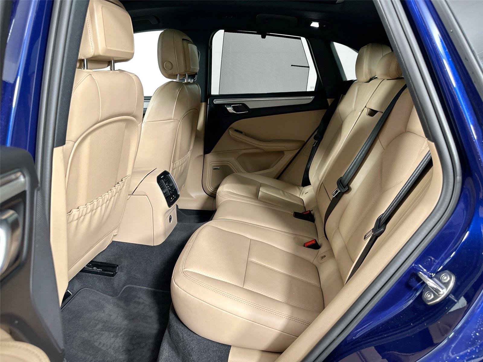 Certified 2024 Porsche Macan AWD/4WD image 27