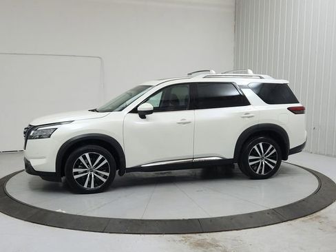 Used 2024 Nissan Pathfinder Platinum FWD image 4