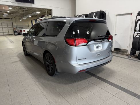 Used 2018 Chrysler Pacifica Limited w/ Advanced Safetytec Group FWD image 6