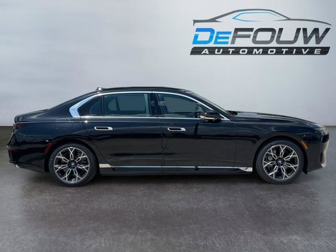 Used 2025 BMW i7 xDrive60 w/ Premium Package image 2