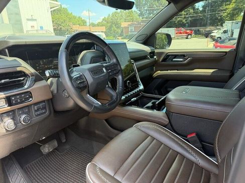 Used 2025 GMC Yukon Denali Ultimate AWD/4WD image 5