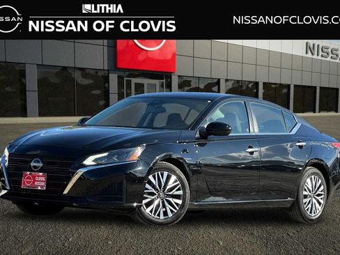 Used 2024 Nissan Altima 2.5 SV FWD image 1