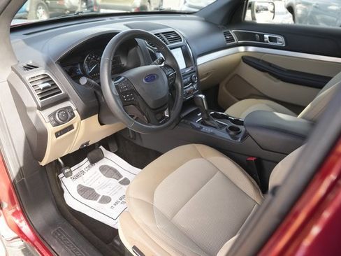 Used 2017 Ford Explorer XLT w/ Equipment Group 201A image 8