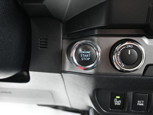 Used 2022 Toyota Tacoma TRD Off-Road w/ Technology Package image 23