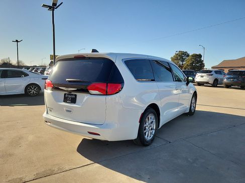 Used 2023 Chrysler Voyager LX image 7