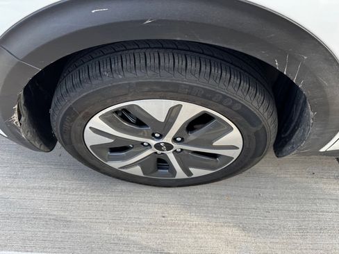 Certified 2022 Kia Niro EX image 8