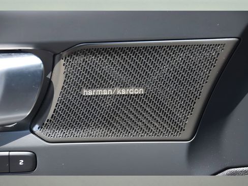 Certified 2025 Volvo XC40 B5 Ultra w/ Protection Package Premier image 17