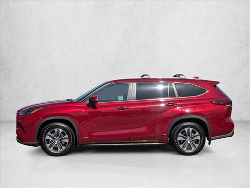 Certified 2025 Toyota Highlander XLE AWD/4WD image 9