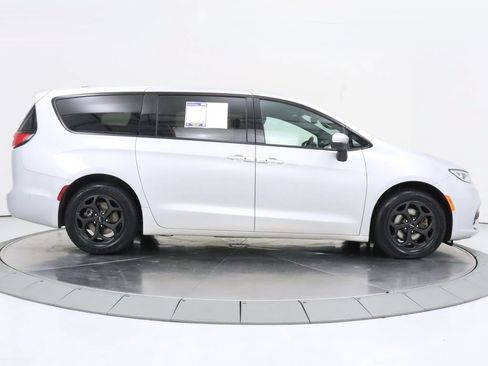 Used 2023 Chrysler Pacifica Touring-L w/ S Appearance Package FWD image 6