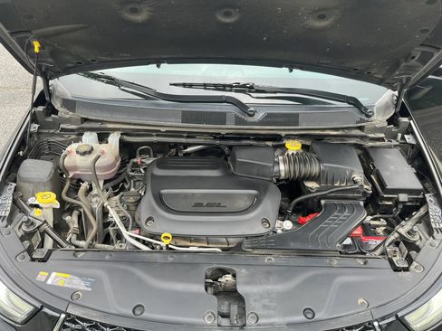 Used 2023 Chrysler Pacifica Touring-L FWD image 42