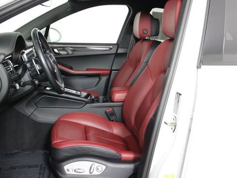 Certified 2022 Porsche Macan image 5