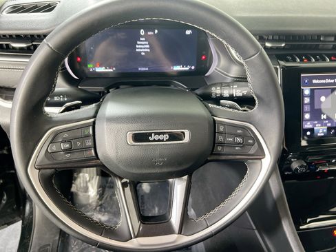 Used 2023 Jeep Grand Cherokee Laredo image 10