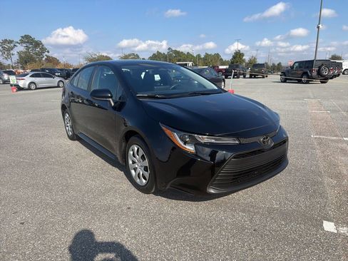 Used 2025 Toyota Corolla LE image 3