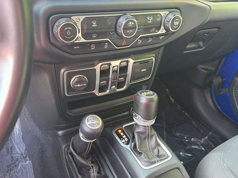 Used 2018 Jeep Wrangler Unlimited Sahara AWD/4WD image 25