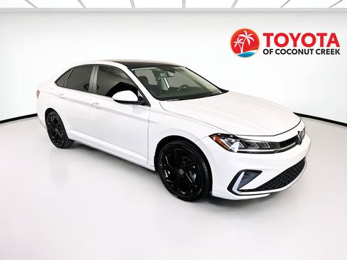 Used 2025 Volkswagen Jetta SE image 1