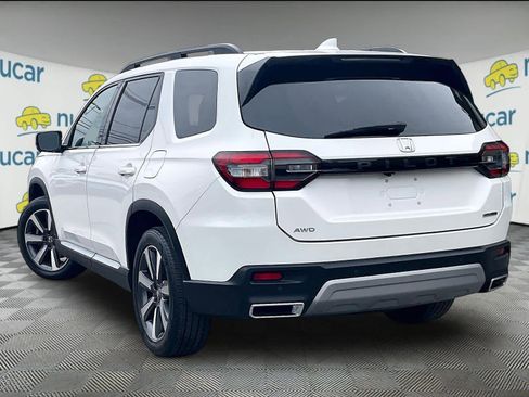 Used 2024 Honda Pilot Touring image 4