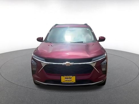 Used 2025 Chevrolet Trax LT FWD image 11