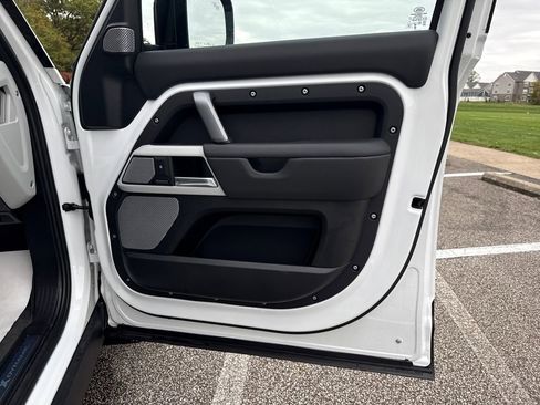 New 2024 Land Rover Defender 130 X-Dynamic SE image 14