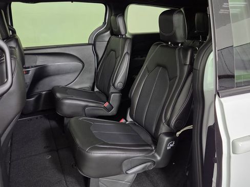 New 2026 Chrysler Pacifica Select image 30