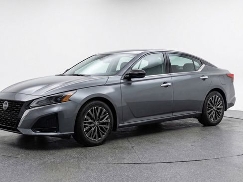 Used 2025 Nissan Altima 2.5 SV image 3