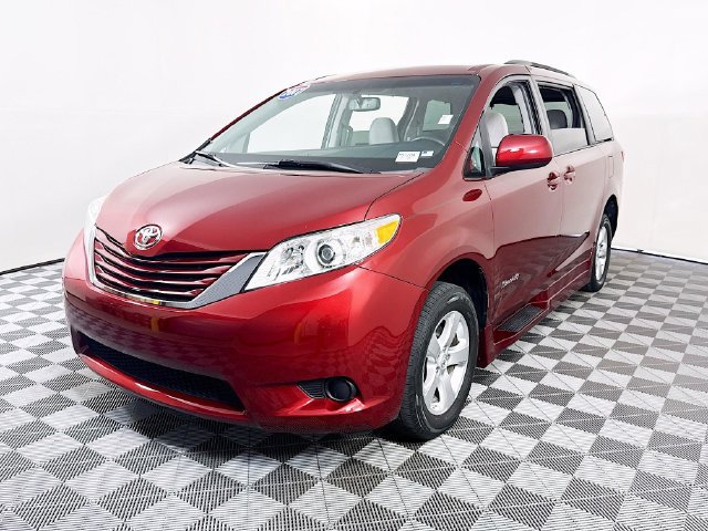 Used 2017 Toyota Sienna LE FWD image 3