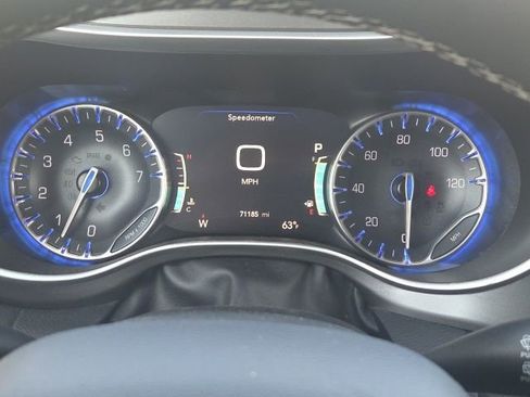 Used 2023 Chrysler Pacifica Touring-L FWD image 45