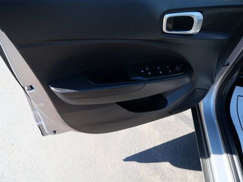 Used 2023 Hyundai Venue SEL FWD image 16