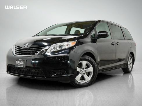 Used 2017 Toyota Sienna LE FWD image 1